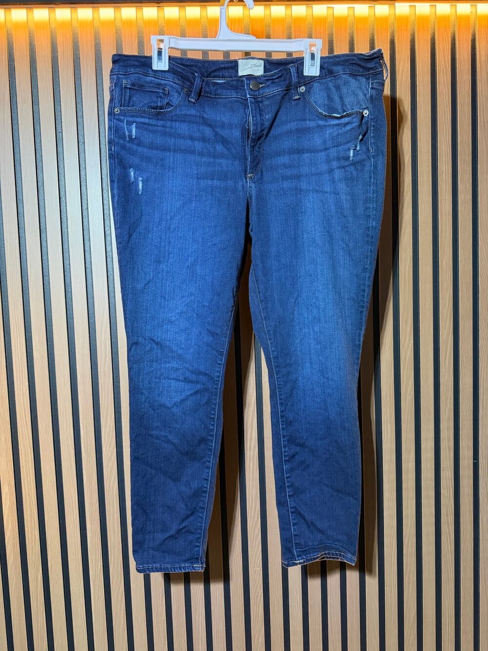 Universal‎ Thread Women's Size 18/34R Blue Jeans Distressed Medium Wash Denim